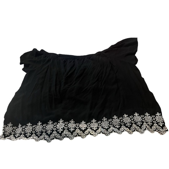 Great Condition! Old Navy Women’s Size XXL Off the shoulder Black top w/ lace - Picture 1 of 3
